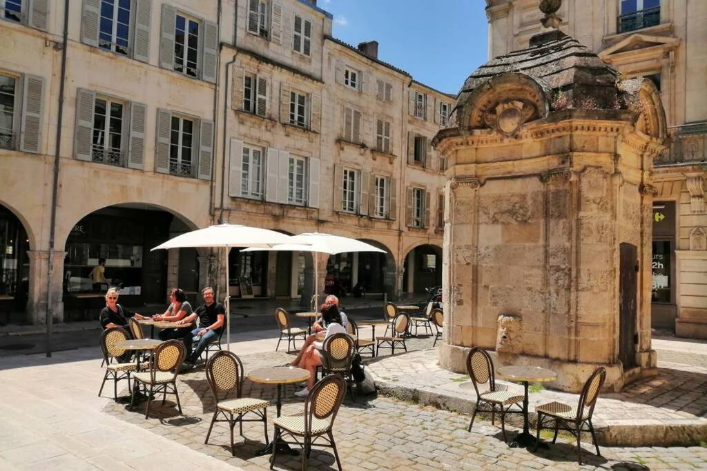 Superbe Duplex De 70M2 Avec 2 Chambres En Hyper Centre Au Calme Sur Cour Classe 3 Etoiles Avec Parking En Option La Rochelle  Eksteriør bilde